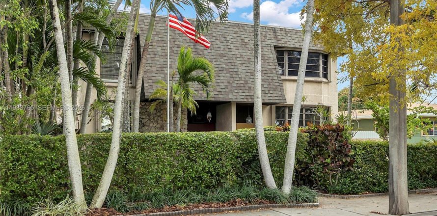 House in North Miami Beach, Florida 3 bedrooms, 187.85 sq.m. № 2053065