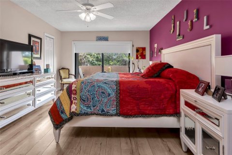 House in North Miami Beach, Florida 3 bedrooms, 187.85 sq.m. № 2053065 - photo 30