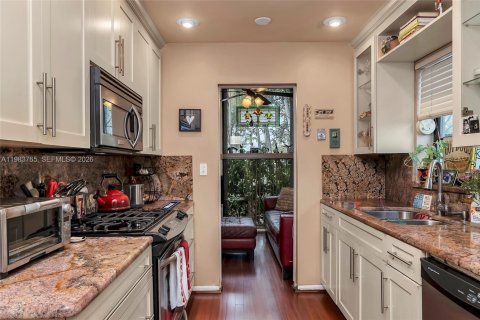 House in North Miami Beach, Florida 3 bedrooms, 187.85 sq.m. № 2053065 - photo 9