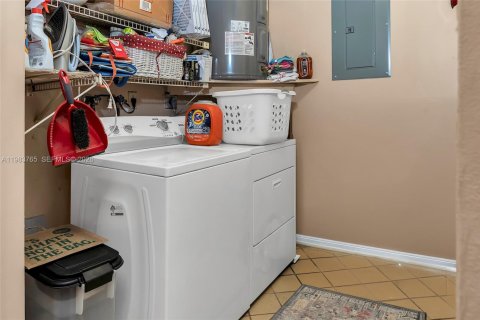 House in North Miami Beach, Florida 3 bedrooms, 187.85 sq.m. № 2053065 - photo 13