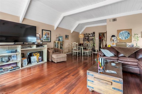 House in North Miami Beach, Florida 3 bedrooms, 187.85 sq.m. № 2053065 - photo 19