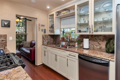 House in North Miami Beach, Florida 3 bedrooms, 187.85 sq.m. № 2053065 - photo 10