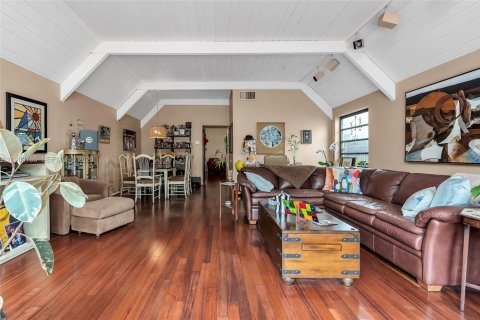 House in North Miami Beach, Florida 3 bedrooms, 187.85 sq.m. № 2053065 - photo 20