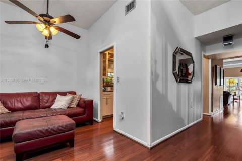 House in North Miami Beach, Florida 3 bedrooms, 187.85 sq.m. № 2053065 - photo 4