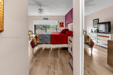 House in North Miami Beach, Florida 3 bedrooms, 187.85 sq.m. № 2053065 - photo 29