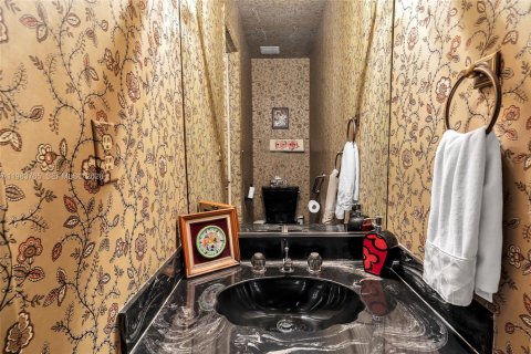 House in North Miami Beach, Florida 3 bedrooms, 187.85 sq.m. № 2053065 - photo 12