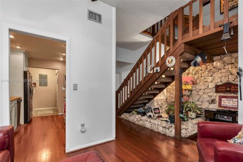 House in North Miami Beach, Florida 3 bedrooms, 187.85 sq.m. № 2053065 - photo 5