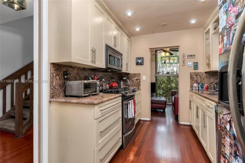 House in North Miami Beach, Florida 3 bedrooms, 187.85 sq.m. № 2053065 - photo 8