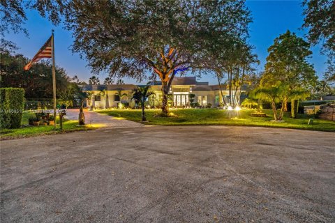 House in Cooper City, Florida 4 bedrooms, 330.73 sq.m. № 1965634 - photo 1