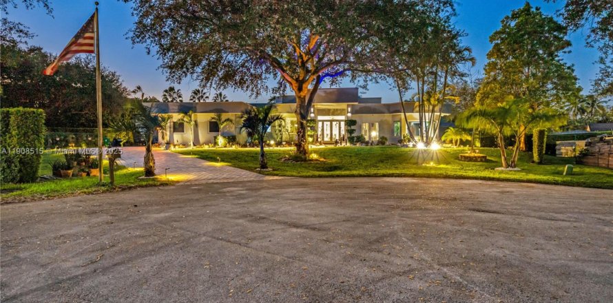 House in Cooper City, Florida 4 bedrooms, 330.73 sq.m. № 1965634