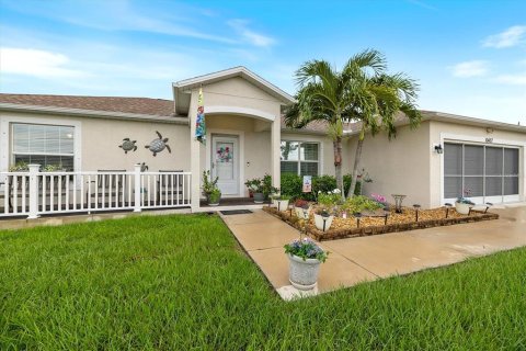 House in Englewood, Florida 3 bedrooms, 149.39 sq.m. № 1916242 - photo 1