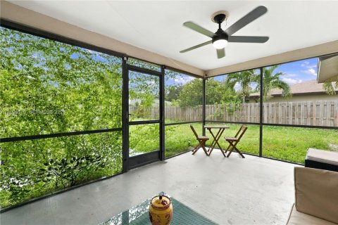 Villa ou maison à louer à Cape Coral, Floride: 2 chambres № 2386929 - photo 11