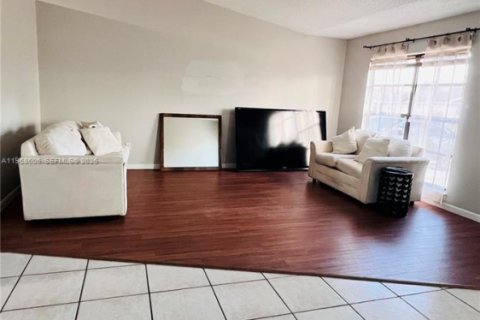 House in Port St. Lucie, Florida 2 bedrooms, 89.19 sq.m. № 2030411 - photo 5