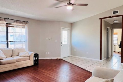 House in Port St. Lucie, Florida 2 bedrooms, 89.19 sq.m. № 2030411 - photo 2