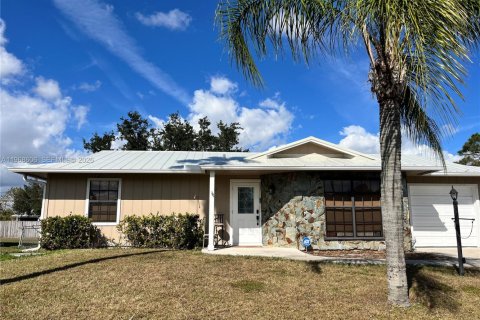 House in Port St. Lucie, Florida 2 bedrooms, 89.19 sq.m. № 2030411