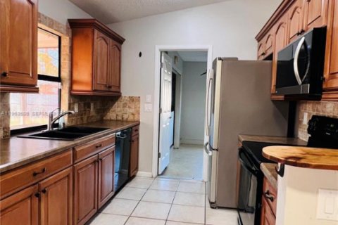 House in Port St. Lucie, Florida 2 bedrooms, 89.19 sq.m. № 2030411 - photo 3