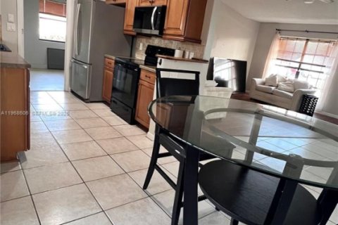 House in Port St. Lucie, Florida 2 bedrooms, 89.19 sq.m. № 2030411 - photo 4