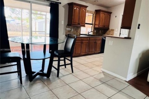 House in Port St. Lucie, Florida 2 bedrooms, 89.19 sq.m. № 2030411 - photo 6