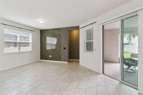 Villa ou maison à louer à Winter Garden, Floride: 5 chambres, 320.33 m2 № 2395737 - photo 4