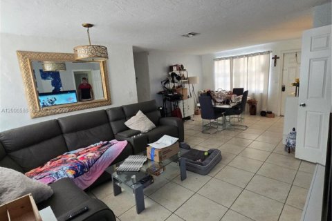 Casa en alquiler en Miami, Florida, 3 dormitorios, 112.88 m2 № 2074094 - foto 12