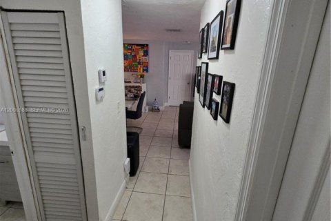 Casa en alquiler en Miami, Florida, 3 dormitorios, 112.88 m2 № 2074094 - foto 19