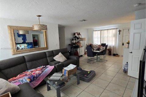 Casa en alquiler en Miami, Florida, 3 dormitorios, 112.88 m2 № 2074094 - foto 14