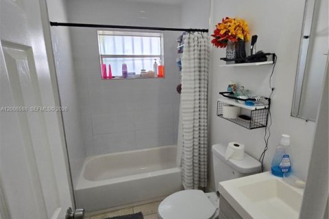 Casa en alquiler en Miami, Florida, 3 dormitorios, 112.88 m2 № 2074094 - foto 13