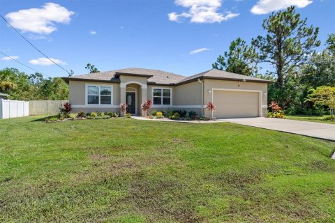 House in Palm Coast, Florida 3 bedrooms, 158.12 sq.m. № 1724630 - photo 1