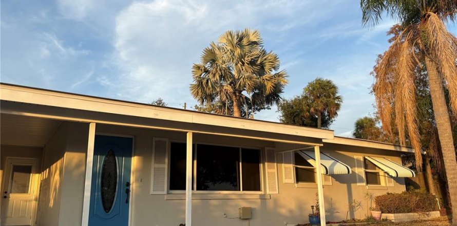 House in Lake Wales, Florida 2 bedrooms, 138.8 sq.m. № 2098225