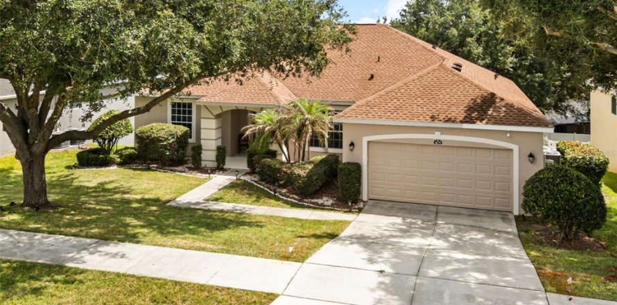 House in Clermont, Florida 5 bedrooms, 301.19 sq.m. № 2152084
