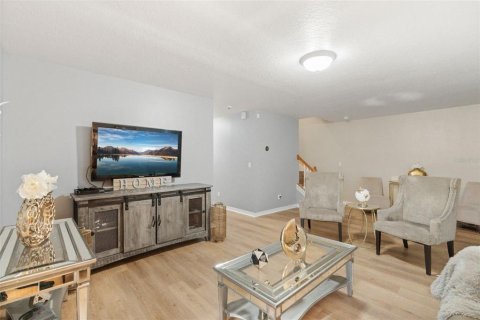House in Clermont, Florida 5 bedrooms, 301.19 sq.m. № 2152084 - photo 8