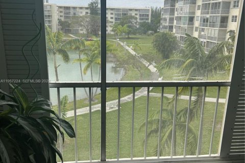 Condo in Aventura, Florida, 1 bedroom  № 2024567 - photo 9
