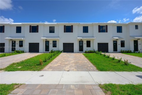 Townhouse in Florida City, Florida 3 bedrooms, 159.88 sq.m. № 2076811