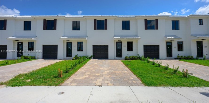Townhouse in Florida City, Florida 3 bedrooms, 159.88 sq.m. № 2076811