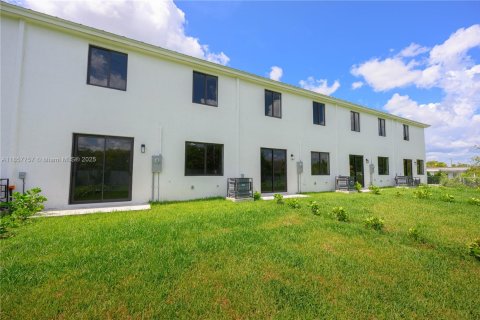 Townhouse in Florida City, Florida 3 bedrooms, 159.88 sq.m. № 2076811 - photo 27