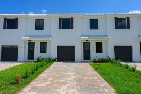 Townhouse in Florida City, Florida 3 bedrooms, 159.88 sq.m. № 2076811 - photo 2