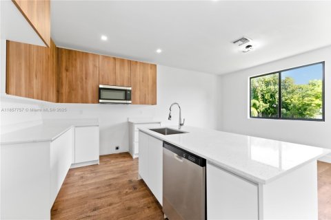 Townhouse in Florida City, Florida 3 bedrooms, 159.88 sq.m. № 2076811 - photo 8