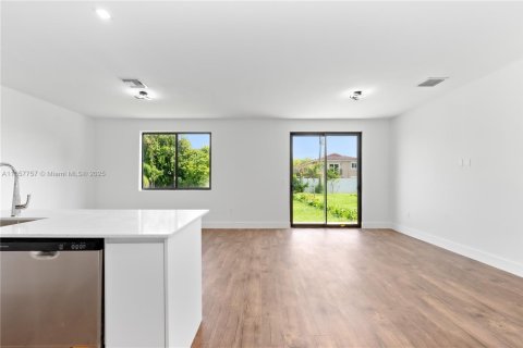 Townhouse in Florida City, Florida 3 bedrooms, 159.88 sq.m. № 2076811 - photo 9