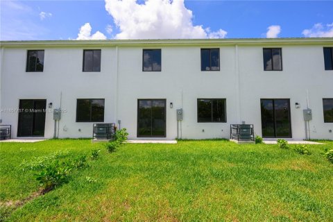 Townhouse in Florida City, Florida 3 bedrooms, 159.88 sq.m. № 2076811 - photo 26
