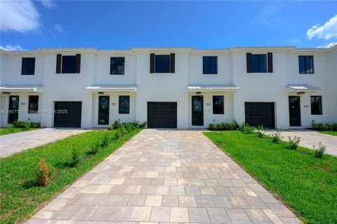 Townhouse in Florida City, Florida 3 bedrooms, 159.88 sq.m. № 2076811 - photo 3