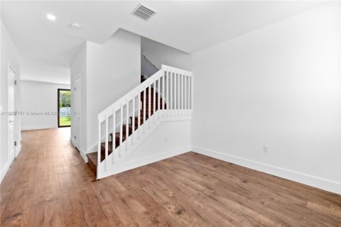 Townhouse in Florida City, Florida 3 bedrooms, 159.88 sq.m. № 2076811 - photo 4