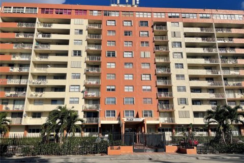 Condo in Hialeah, Florida, 2 bedrooms  № 2029272 - photo 2