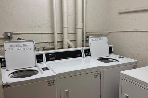 Condo in Hialeah, Florida, 2 bedrooms  № 2029272 - photo 7