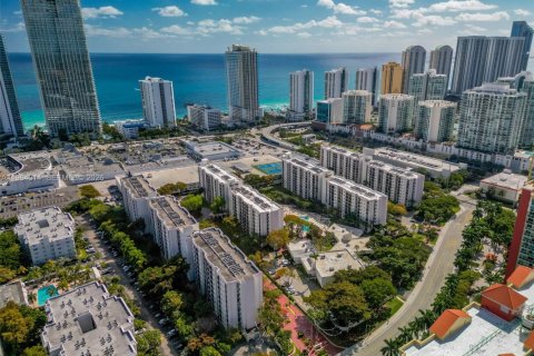 Купить кондоминиум в Санни-Айлс-Бич, Флорида 2 спальни, 83.05м2, № 2025666 - фото 24