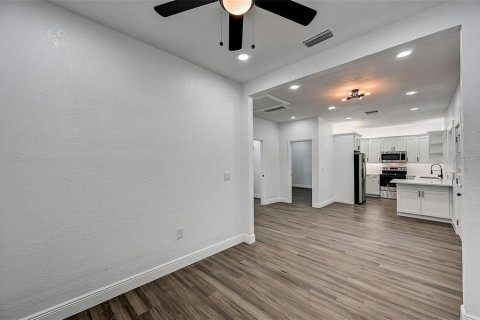 Villa ou maison à louer à Bradenton, Floride: 2 chambres, 56.67 m2 № 2377563 - photo 4