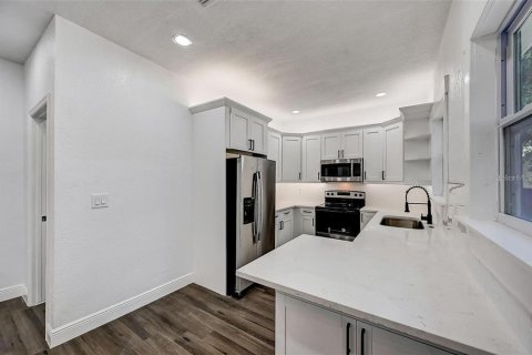Villa ou maison à louer à Bradenton, Floride: 2 chambres, 56.67 m2 № 2377563 - photo 9
