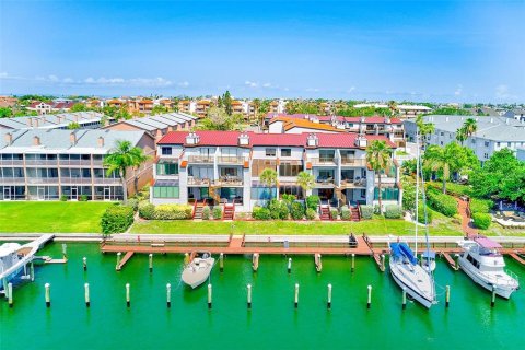Condo in Saint Petersburg, Florida, 2 bedrooms  № 1899070 - photo 1
