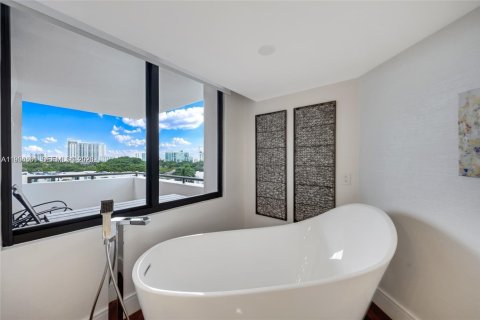 Condominio en venta en Miami, Florida, 3 dormitorios, 223.24 m2 № 2056261 - foto 10