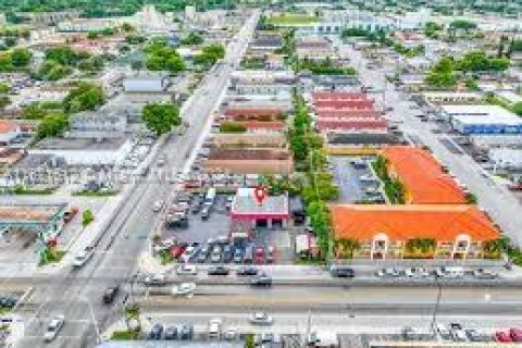Commercial property in Hialeah, Florida № 1753507 - photo 1