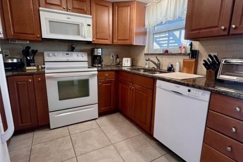 Condo in New Port Richey, Florida, 2 bedrooms  № 1520809 - photo 3
